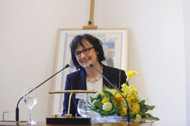 Dr. Birgit Sander, Kuratorin von "Horcher in die Zeit", führte in die Ausstellung ein